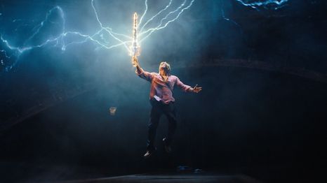 El Príncipe Adam a punto de convertirse en He-Man.