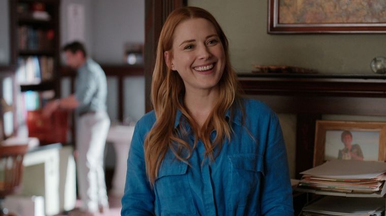 Alexandra Breckenridge es la protagonista de la serie