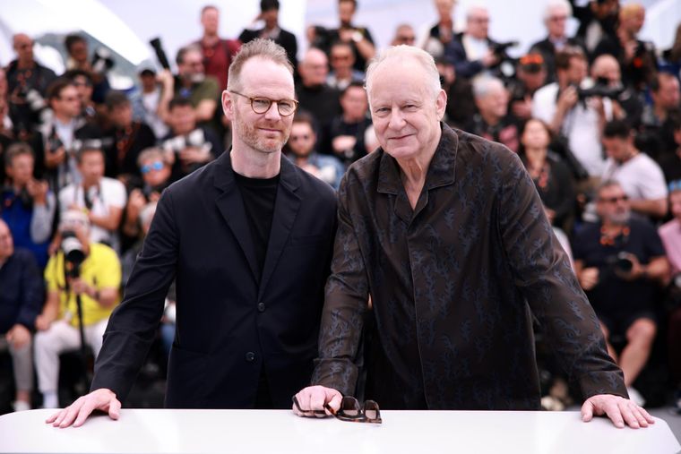 El director Joachin Trier posa junto a Stellan Skarsgård en Cannes, donde su nueva película recibió una ovación de 19 minutos.