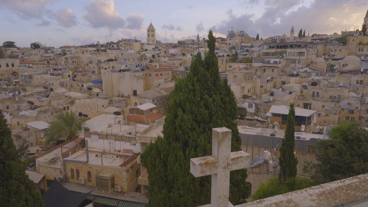 El segundo episodio de Los misterios de la Biblia se centra en los milagros de Jesús, presentando un viaje actual a través de Caná y el lago Tiberíades. El segundo episodio de Los misterios de la Biblia se centra en los milagros de Jesús, presentando un viaje actual a través de Caná y el lago Tiberíades.