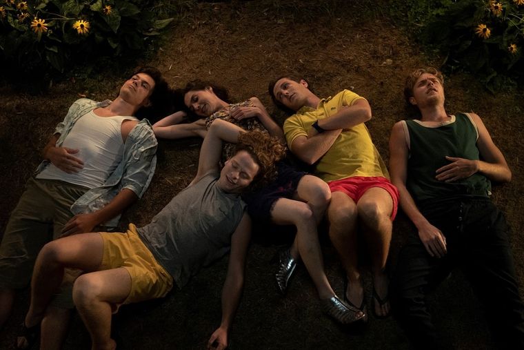 Con una premisa que recuerda a las películas de terror de los '90, aquí, el villano no es más que un miembro del grupo dispuesto poner en jaque el vínculo para echar luz sobre el misterio. Con una premisa que recuerda a las películas de terror de los '90, aquí, el villano no es más que un miembro del grupo dispuesto poner en jaque el vínculo para echar luz sobre el misterio.