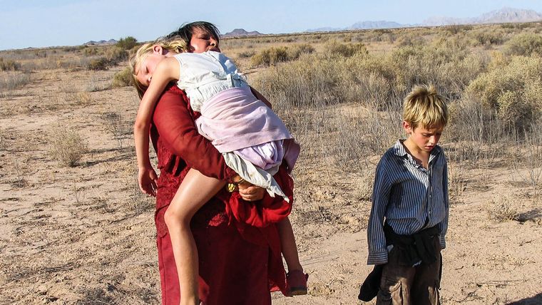 La mexicana Adriana Barraza protagoniza una de las historias más duras de la cinta, quedando a cargo de dos niños mientras huye de la policía migratoria norteamericana. La mexicana Adriana Barraza protagoniza una de las historias más duras de la cinta, quedando a cargo de dos niños mientras huye de la policía migratoria norteamericana.