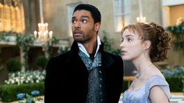 Phoebe Dynevor y Regé-Jean Page, los protagonistas de la S1 de Bridgerton.