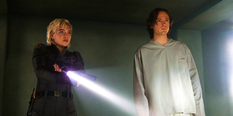 Florence Pugh y Lewis Pullman como Yelena y Bob. Florence Pugh y Lewis Pullman como Yelena y Bob. 