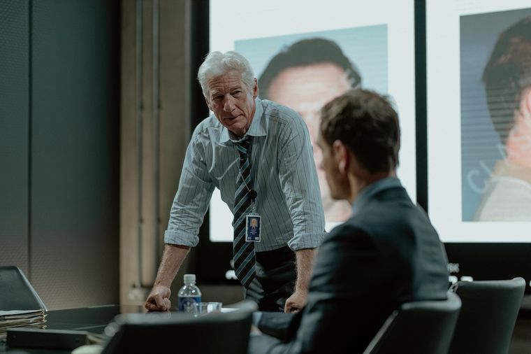 Richard Gere y Michael Fassbender en The Agency