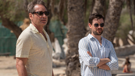 David Duchovny y Jack Whitehall protagonizan la ficción. David Duchovny y Jack Whitehall protagonizan la ficción.