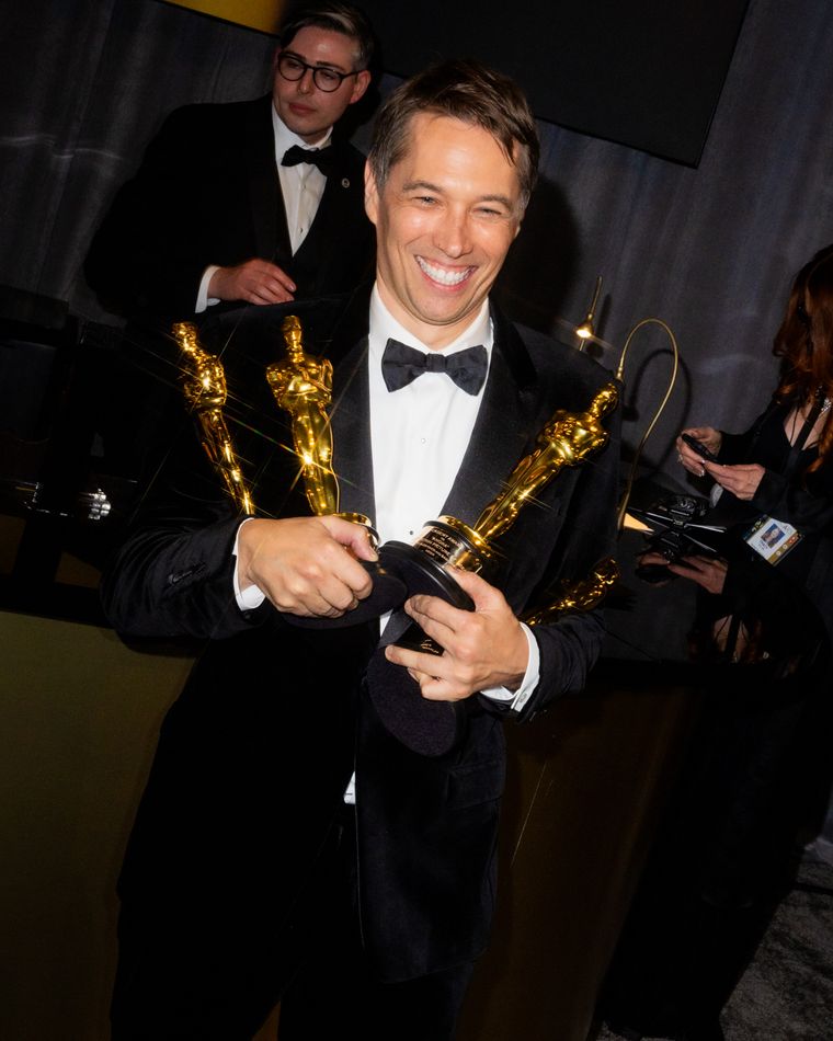 Sean Baker, director de Anora, con sus Oscar a Mejor película, Mejor director y Mejor guion original Sean Baker, director de Anora, con sus Oscar a Mejor película, Mejor director y Mejor guion original 