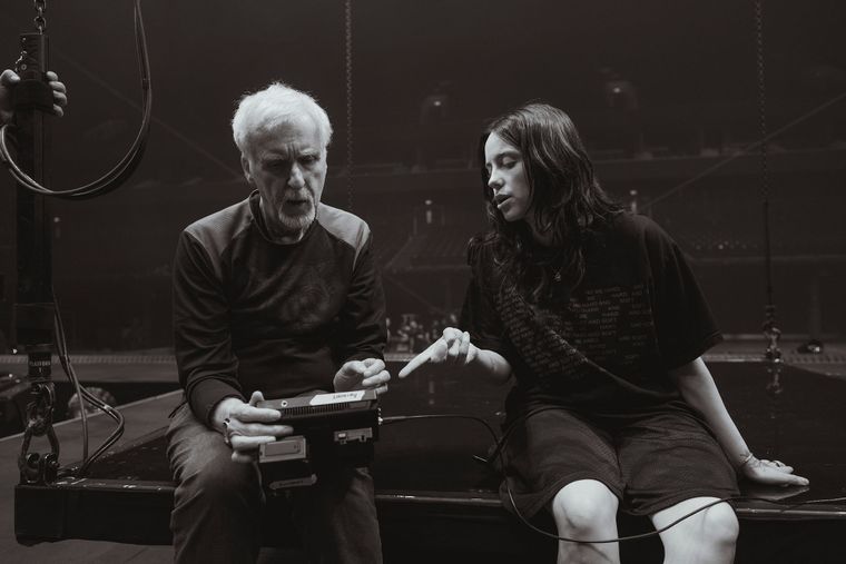 James Cameron y Billie Eilish preparando a Hit Me Hard and Soft para llegar al cine. James Cameron y Billie Eilish preparando a Hit Me Hard and Soft para llegar al cine.