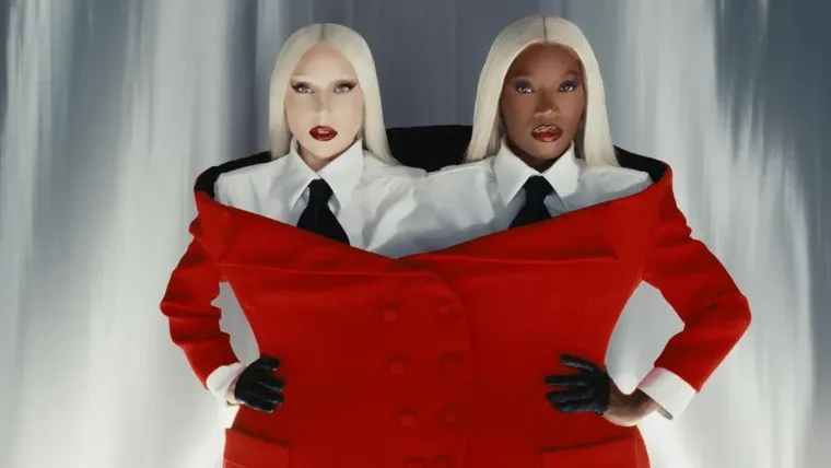 Lady Gaga y Doechii en el video musical de Runaway para El Diablo Viste a la Moda 2. Lady Gaga y Doechii en el video musical de Runaway para El Diablo Viste a la Moda 2.