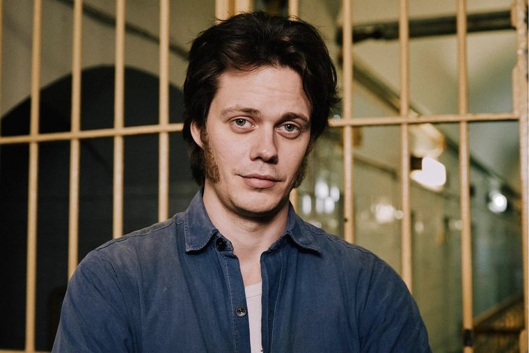 Bill Skarsgard interpreta a Clark Olofsson en esta imperdible serie de Netflix