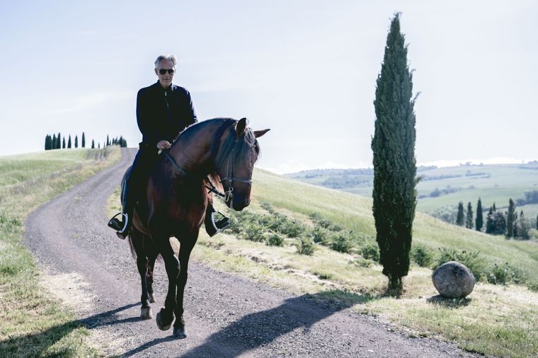 Andrea Bocelli presenta un viaje espiritual a través de los sentidos