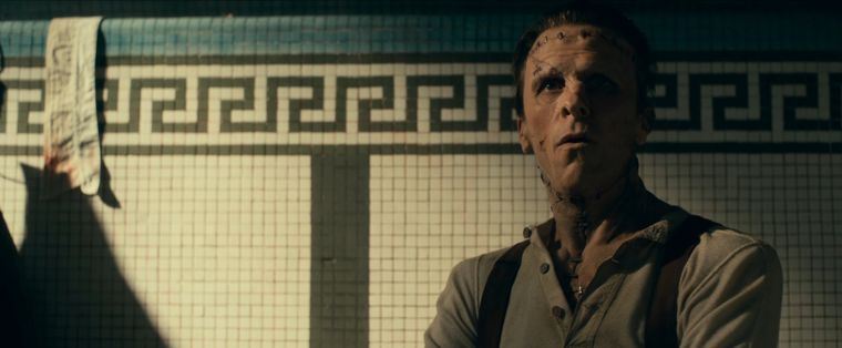 Christian Bale sorprende como Frankenstein en ¡La novia!, papel para el que se dejó guiar por su intuición y por los actores que lo precedieron en el rol. Christian Bale sorprende como Frankenstein en ¡La novia!, papel para el que se dejó guiar por su intuición y por los actores que lo precedieron en el rol.