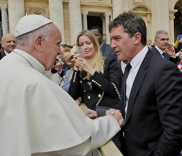 Antonio Banderas junto al Papa Francisco 
