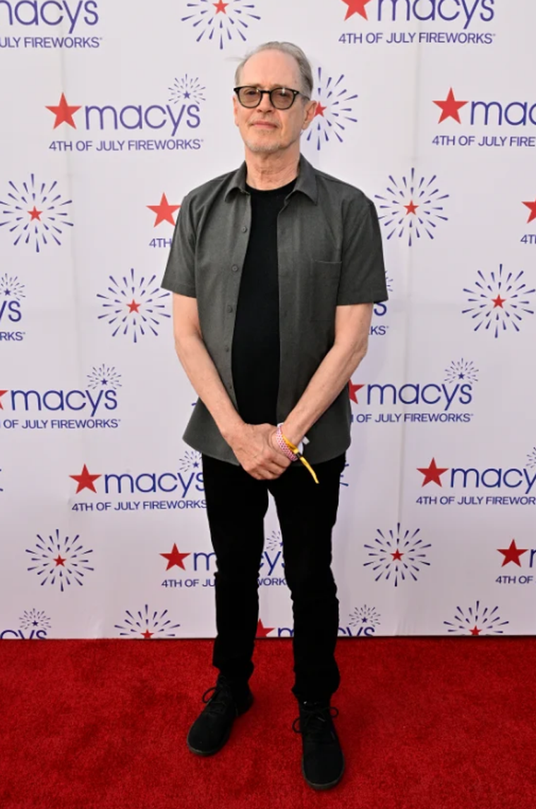 Steve Buscemi y su look juvenil Steve Buscemi y su look juvenil