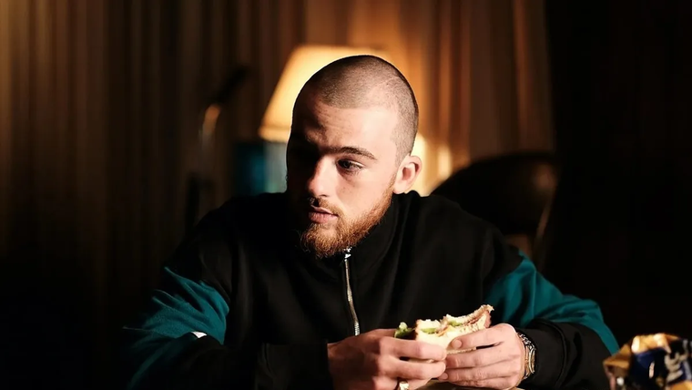 Angus Cloud falleció el 31 de julio de 2023, antes de que pudiera grabar la tercera temporada de Euphoria. Angus Cloud falleció el 31 de julio de 2023, antes de que pudiera grabar la tercera temporada de Euphoria.