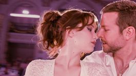 Bradley Cooper y Jennifer Lawrence protagonizan Los juegos del destino (2012).