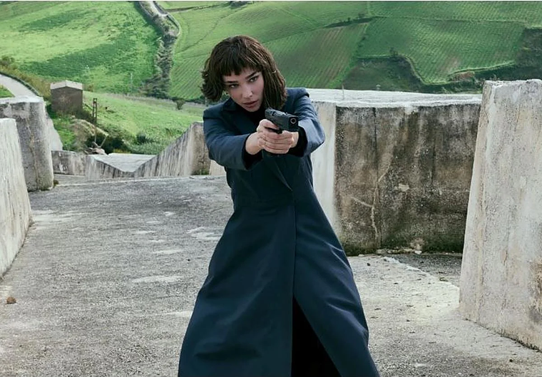 Matilda De Angelis, la protagonista, construye una heroína creíble, vulnerable y decidid; lejos del arquetipo invencible detrás de todo espía de ficción. Matilda De Angelis, la protagonista, construye una heroína creíble, vulnerable y decidid; lejos del arquetipo invencible detrás de todo espía de ficción.