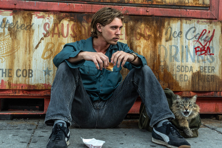 Austin Butler se roba cada escena de la película junto a Tonic, su compañero de reparto felino. Austin Butler se roba cada escena de la película junto a Tonic, su compañero de reparto felino. 