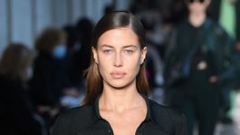 a la ex novia de brad pitt se le abrio la blusa y dejo ver todo a la ex novia de brad pitt se le abrio la blusa y dejo ver todo