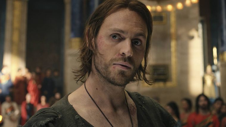 Halbrand se mete en problemas al pelear con trabajadores de Númenor.