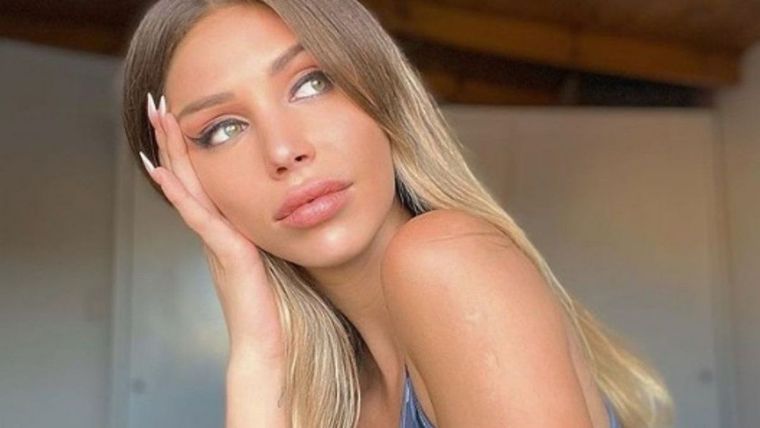 Romina Malaspina volvió a lucir un vestido muy osado en TV