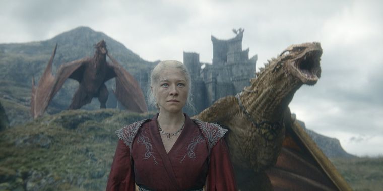 Rhaenyra y sus dragones observando a quienes filtraron el final