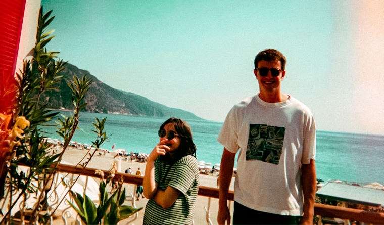 Aftersun está estrechamente inspirada en la historia real de Wells con su padre. Aftersun está estrechamente inspirada en la historia real de Wells con su padre.