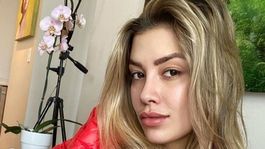 la hija de luis miguel se fotografio en bikini y causo impacto