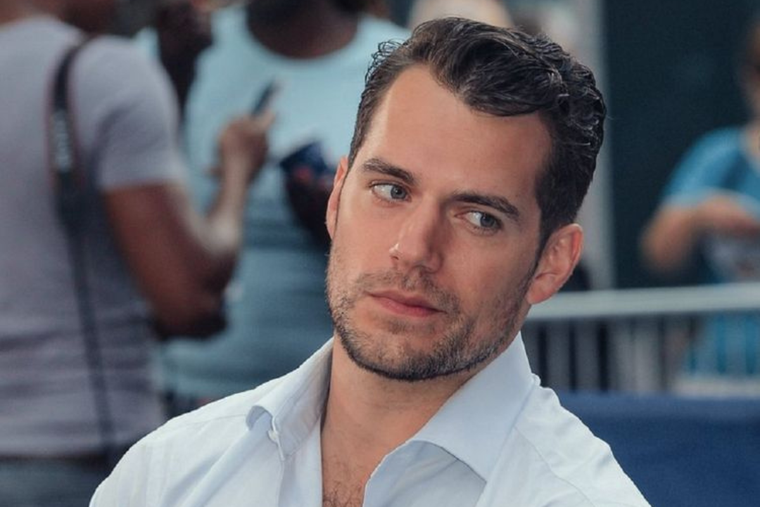 Henry Cavill tiene cuatro hermanos parecidos a él.