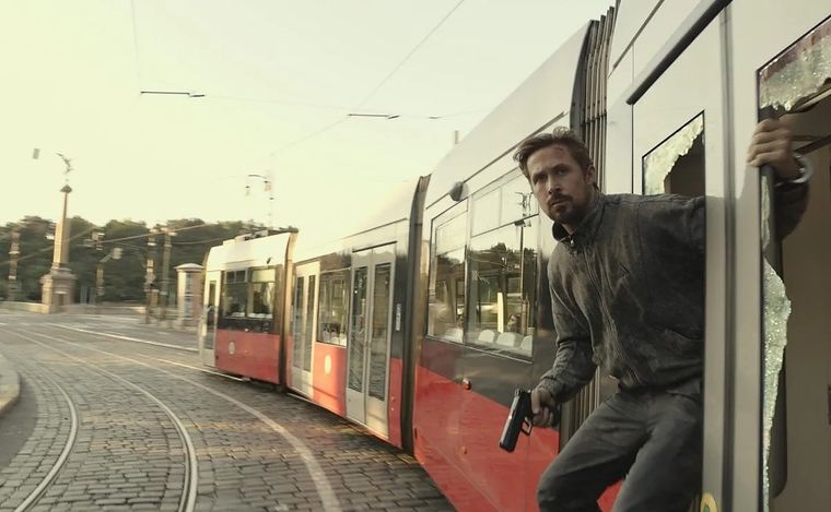 El hombre gris llegó este viernes a Netflix.