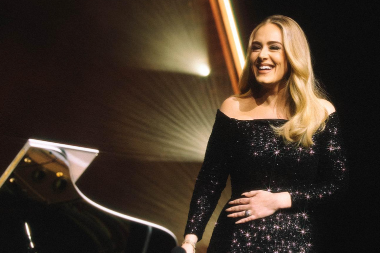 Adele despertó rumores de boda secreta en un concierto.