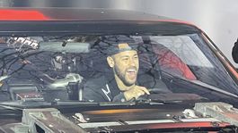 neymar se subio al batimovil en la premiere de the batman
