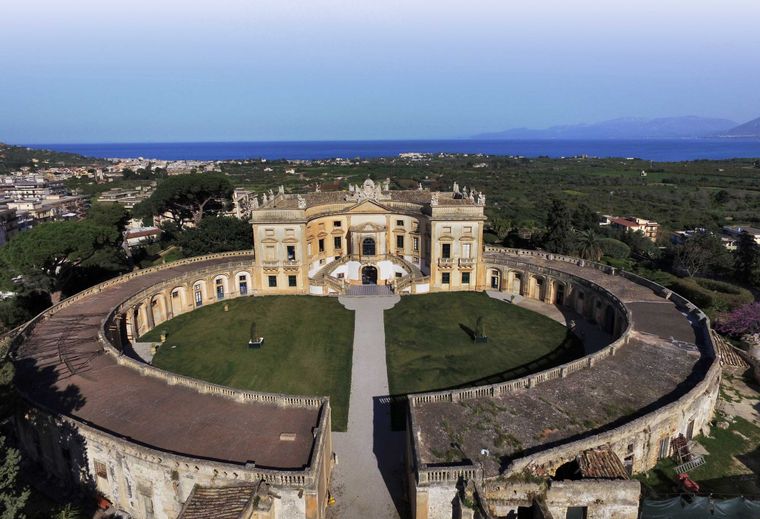 La imponente Villa Valguarnera, donde se filmaron varias series y películas. La imponente Villa Valguarnera, donde se filmaron varias series y películas.