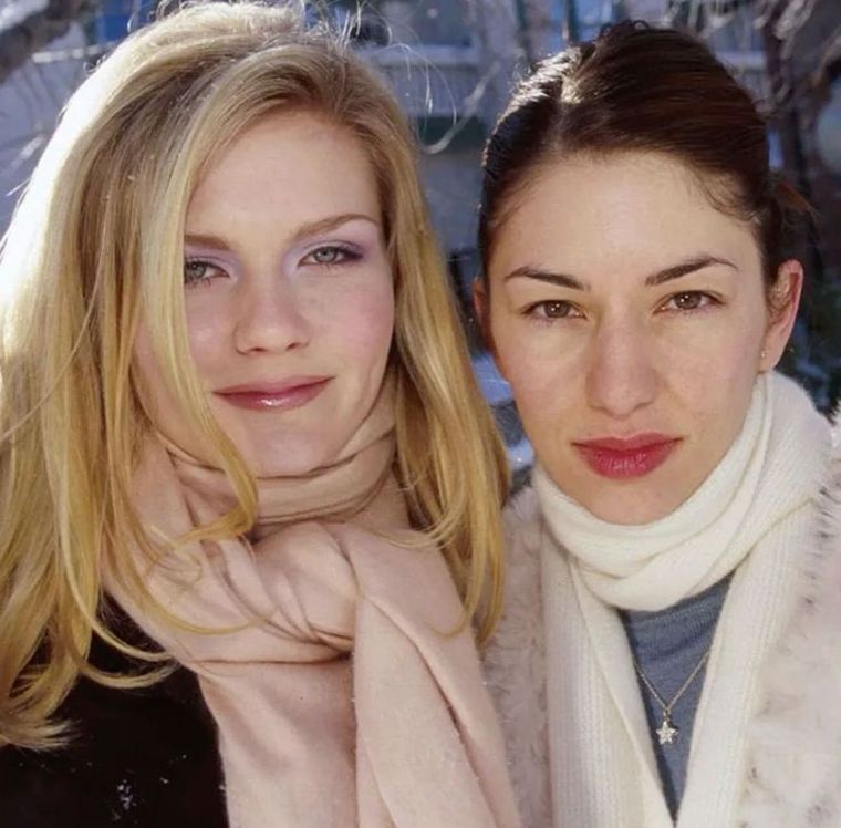 El primer trabajo conjunto entre Sofia Coppola y Kirsten Dunst fue Las vírgenes suicidas de 1999. El primer trabajo conjunto entre Sofia Coppola y Kirsten Dunst fue Las vírgenes suicidas de 1999.