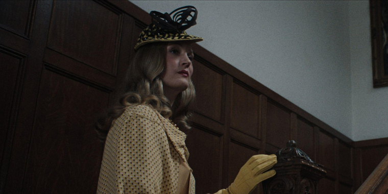 Vicky Krieps interpreta a Ilse Koch, una criminal de guerra nazi durante la Segunda Guerra Mundial. Vicky Krieps interpreta a Ilse Koch, una criminal de guerra nazi durante la Segunda Guerra Mundial.