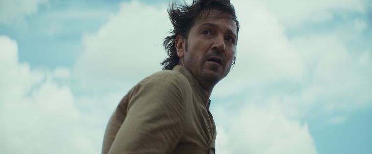Diego Luna, de la galaxia muy muy lejana como Cassian Andor al reino de la Corona para Enredados. Diego Luna, de la galaxia muy muy lejana como Cassian Andor al reino de la Corona para Enredados.