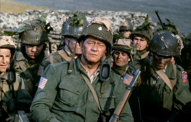 John Wayne es uno de los actores de primera línea que aparece en El día más largo. John Wayne es uno de los actores de primera línea que aparece en El día más largo.