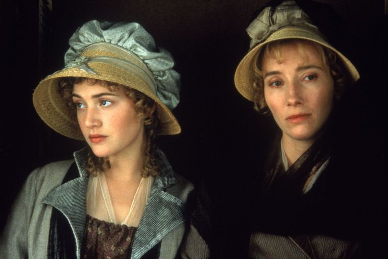 Kate Winslet y Emma Thompson como Marianne y Elinor Dashwood en la versión de 1995 de Sentido y sensibilidad. Kate Winslet y Emma Thompson como Marianne y Elinor Dashwood en la versión de 1995 de Sentido y sensibilidad.