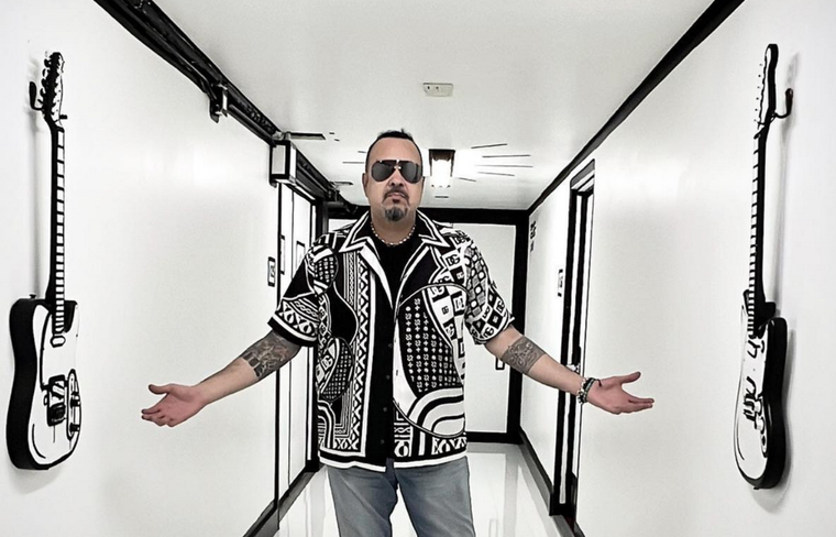 A sus 54 años, Pepe Aguilar no deja de lucirse arriba del escenario con sus giras musicales.