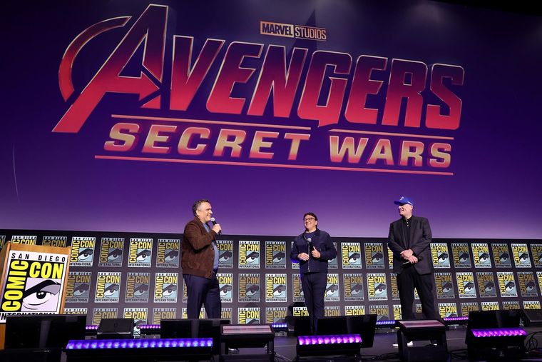 Anthony y Joe Russo junto a Kevin Feige en panel de Marvel Studios de la Comic-Con 24 anunciando Avengers: Secret Wars. Anthony y Joe Russo junto a Kevin Feige en panel de Marvel Studios de la Comic-Con 24 anunciando Avengers: Secret Wars.