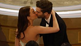 Emma Stone junto a su esposo Dave McCary en los Premios Oscar 2024