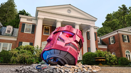 La fachada de la mansión de los X-Men con la cabeza de un centinela en el frente