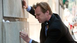 Christopher Nolan marcando la señal del murciélago en TDKR (2012)