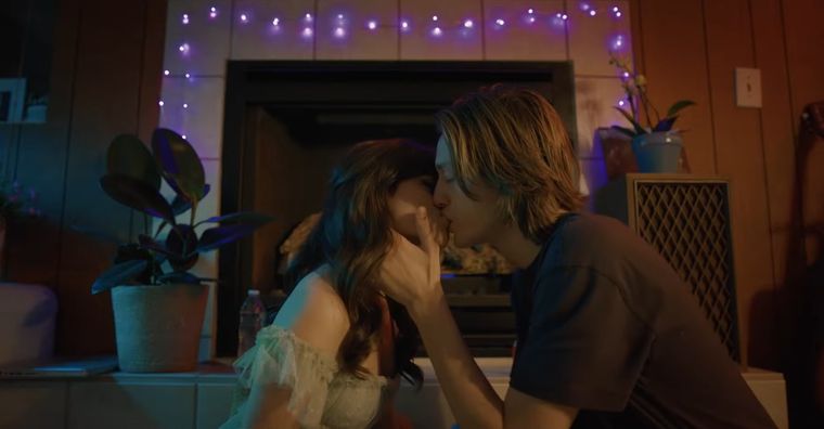 La película romántica ha sido muy elogiada por la química entre los actores La película romántica ha sido muy elogiada por la química entre los actores