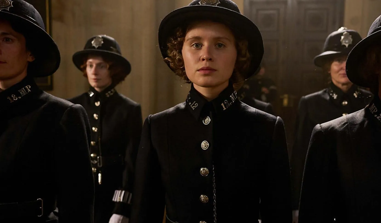 Eliza Scanlen interpreta a Violet Davies, una de las primeras mujeres de la fuerza policial. Eliza Scanlen interpreta a Violet Davies, una de las primeras mujeres de la fuerza policial. 