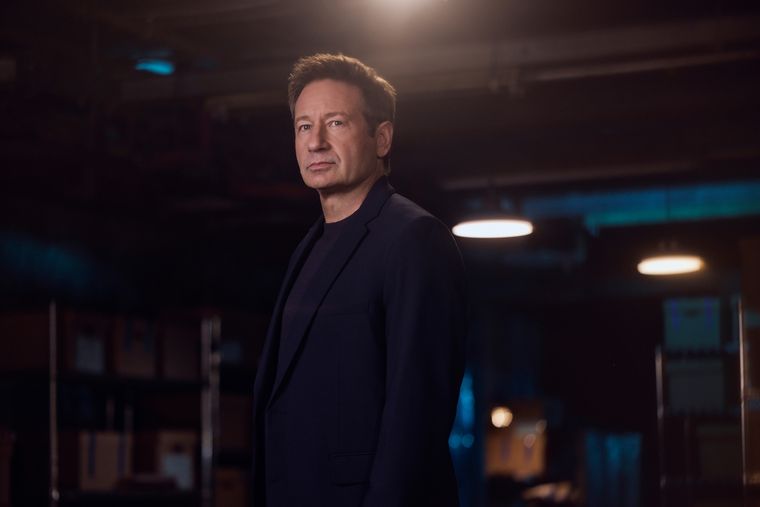 Con un guiño a Mulder, debuta, como presentador en Expedientes desclasificados con David Duchovny.