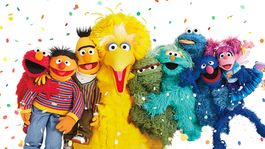 sesame workshop y warnermedia kids & kids distribuiran contenido para familia en america latina