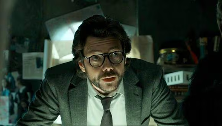 El Profesor es uno de los personajes principales de La Casa de Papel. El Profesor es uno de los personajes principales de La Casa de Papel.