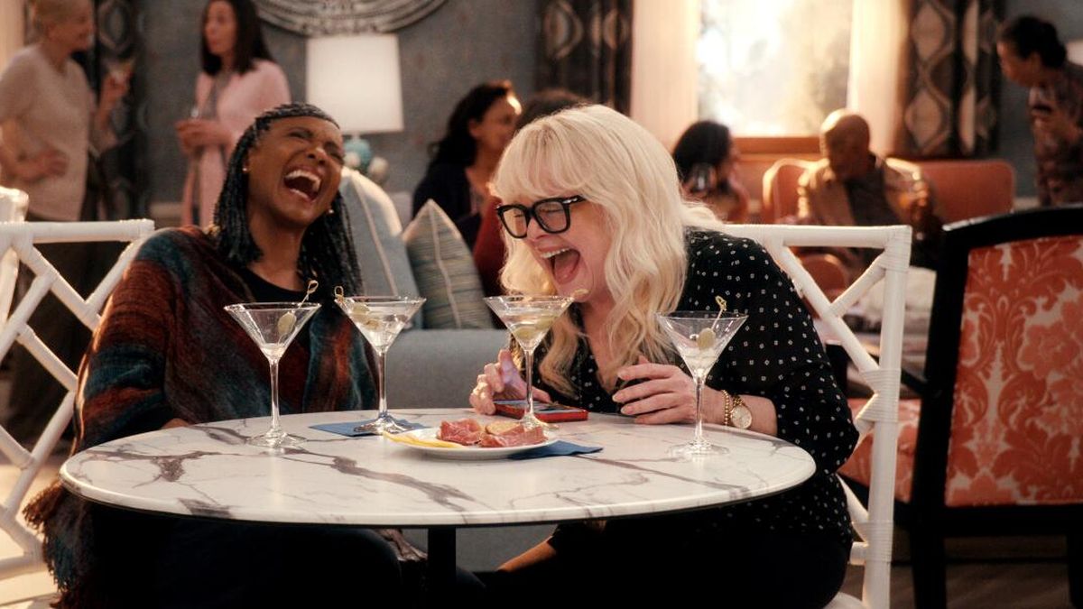 Con un 92% en Rotten Tomatoes, esta serie de Netflix es perfecta para el público de Only Murders in the Building y el misterio con humor.
