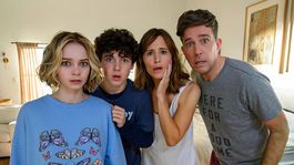 Esta comedia es bastante similar a Un viernes de locos, por lo que fue muy criticada. Esta comedia es bastante similar a Un viernes de locos, por lo que fue muy criticada.